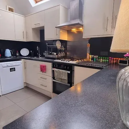 5 Bed With Cinema, F1 Racing Sim, 1 Gb Internet, Bbq, Garden, 20 Mins London, Parking, Ev Port, Metro 5 Mins Walk London