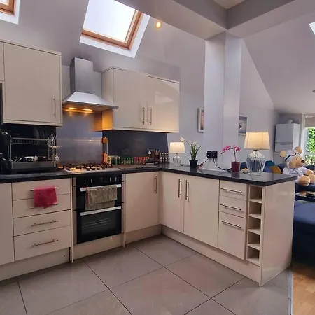 5 Bed With Cinema, F1 Racing Sim, 1 Gb Internet, Bbq, Garden, 20 Mins London, Parking, Ev Port, Metro 5 Mins Walk