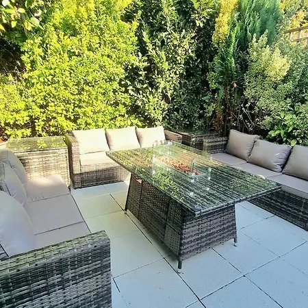 5 Bed With Cinema, F1 Racing Sim, 1 Gb Internet, Bbq, Garden, 20 Mins London, Parking, Ev Port, Metro 5 Mins Walk London