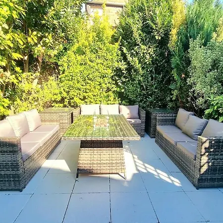 5 Bed With Cinema, F1 Racing Sim, 1 Gb Internet, Bbq, Garden, 20 Mins London, Parking, Ev Port, Metro 5 Mins Walk