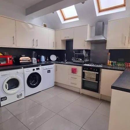 5 Bed With Cinema, F1 Racing Sim, 1 Gb Internet, Bbq, Garden, 20 Mins London, Parking, Ev Port, Metro 5 Mins Walk Apartment London