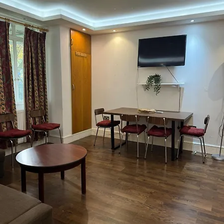 Excellent - 3 Bedrooms Apartment *
