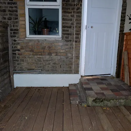 Apartment 3 Bedroom With Garden Near Tube Station London