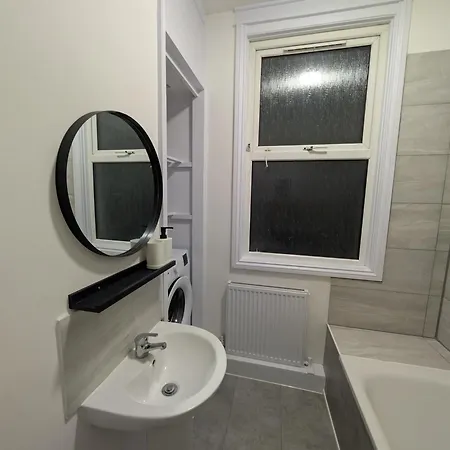 3 Bedroom With Garden Near Tube Station *