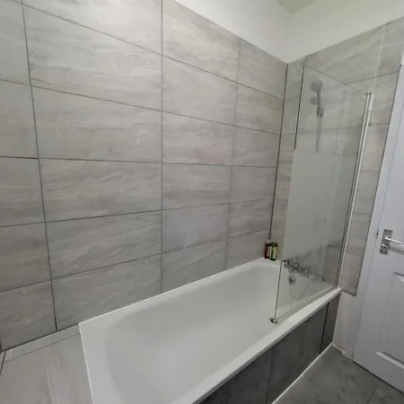 3 Bedroom With Garden Near Tube Station