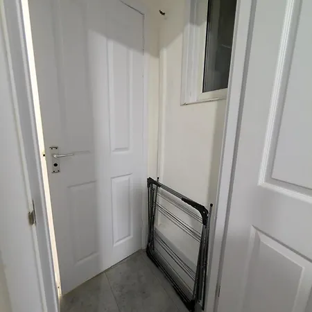 3 Bedroom With Garden Near Tube Station Apartment