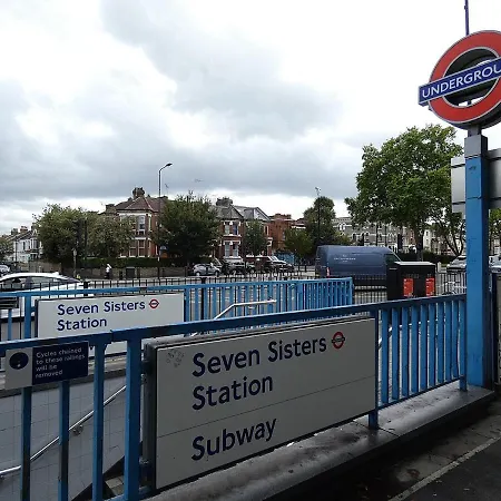 3 Bedroom With Garden Near Tube Station Apartment *