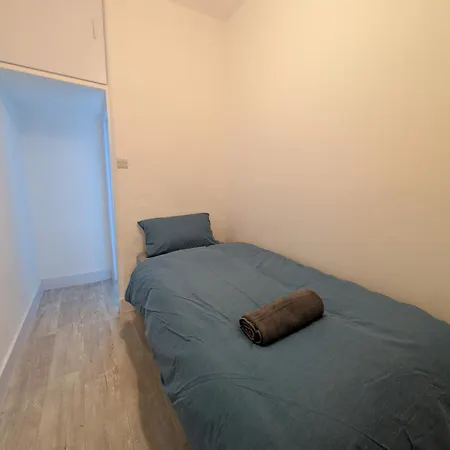 3 Bedroom With Garden Near Tube Station *
