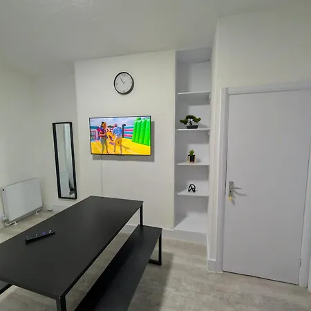 3 Bedroom With Garden Near Tube Station Apartment *