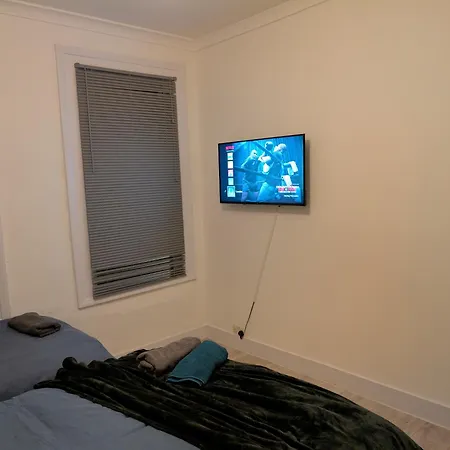 Apartment 3 Bedroom With Garden Near Tube Station *