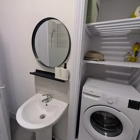 3 Bedroom With Garden Near Tube Station