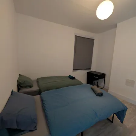 3 Bedroom With Garden Near Tube Station Apartment