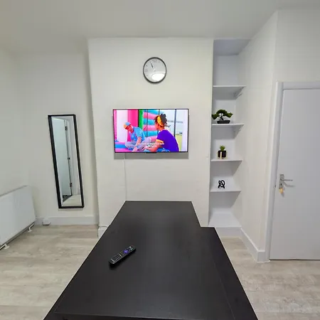 Apartment 3 Bedroom With Garden Near Tube Station
