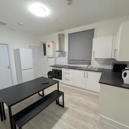 3 Bedroom With Garden Near Tube Station Apartment *