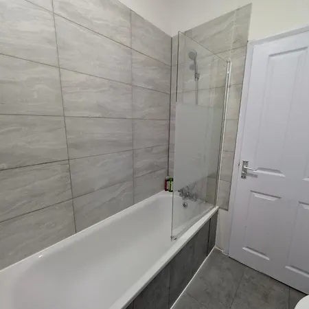 3 Bedroom With Garden Near Tube Station Apartment London