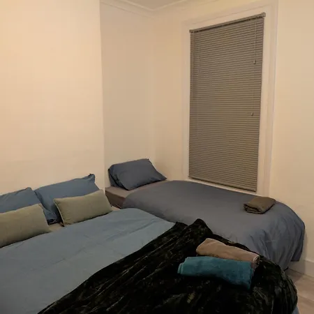 Apartment 3 Bedroom With Garden Near Tube Station *