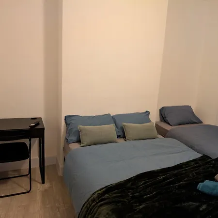 Apartment 3 Bedroom With Garden Near Tube Station *