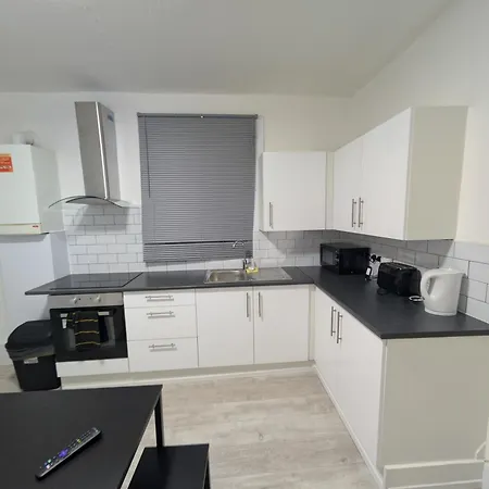 Apartment 3 Bedroom With Garden Near Tube Station London