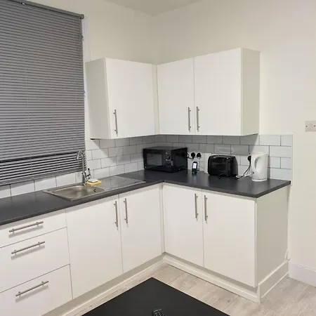 3 Bedroom With Garden Near Tube Station * London
