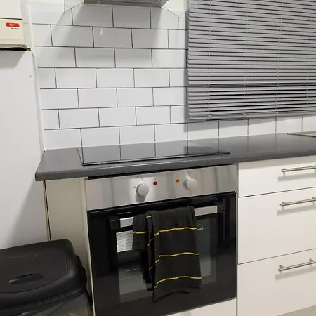 3 Bedroom With Garden Near Tube Station