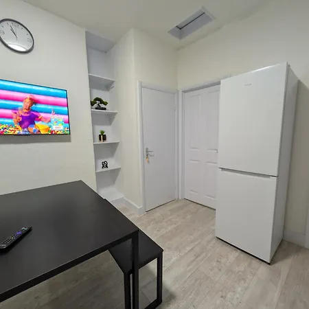 Apartment 3 Bedroom With Garden Near Tube Station London