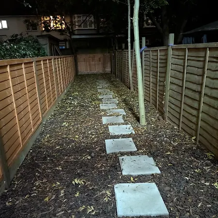 3 Bedroom With Garden Near Tube Station London