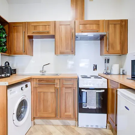 Apartment Charming One Bedroom With Free Parking! *