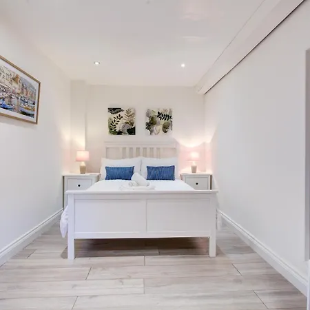 Charming One Bedroom With Free Parking! Apartment