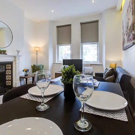 Charming One Bedroom With Free Parking! *