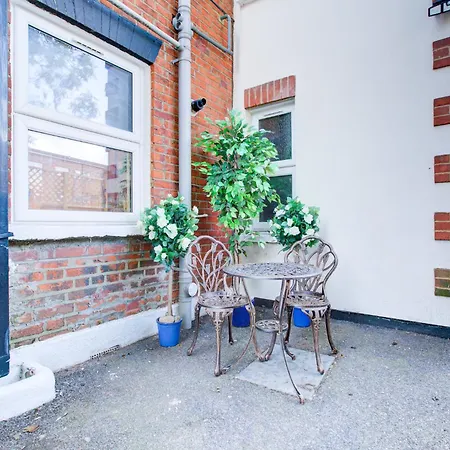 Charming One Bedroom With Free Parking! * Romford