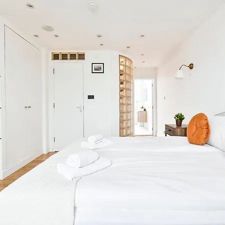 Light And Airy Apartment *