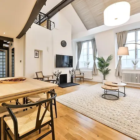 Light And Airy Apartment *