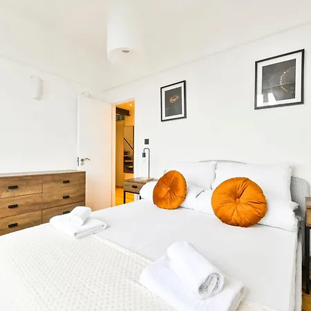Light And Airy Apartment *