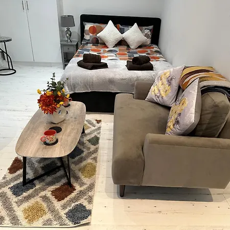 Stylish Escape In West Apartment