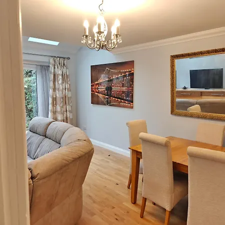 Stylish 4 Bedroom House In Holiday home Twickenham