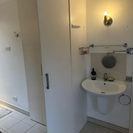 Ensuite Double With Own Entrance London - Ig8 - Free On Street Parking