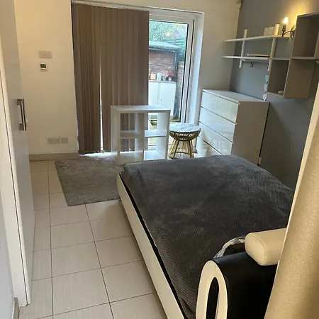 Ensuite Double With Own Entrance London - Ig8 - Free On Street Parking
