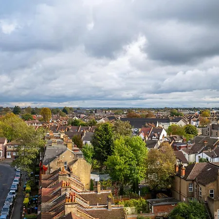2 Bedroom Cosy Penthouse In London Croydon