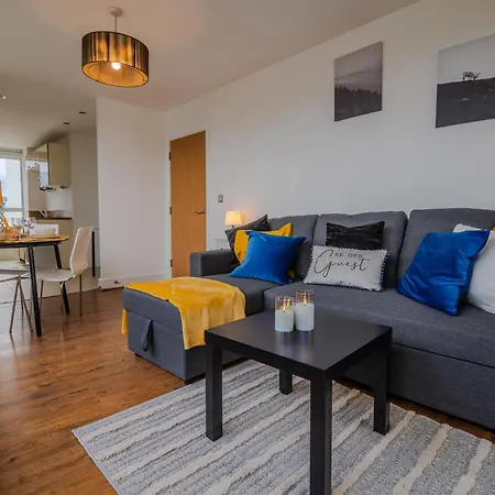 2 Bedroom Cosy Penthouse In London *