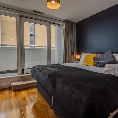 Apartment 2 Bedroom Cosy Penthouse In London *