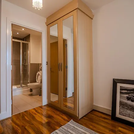 Apartment 2 Bedroom Cosy Penthouse In London *