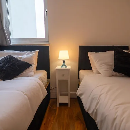 2 Bedroom Cosy Penthouse In London Apartment Croydon