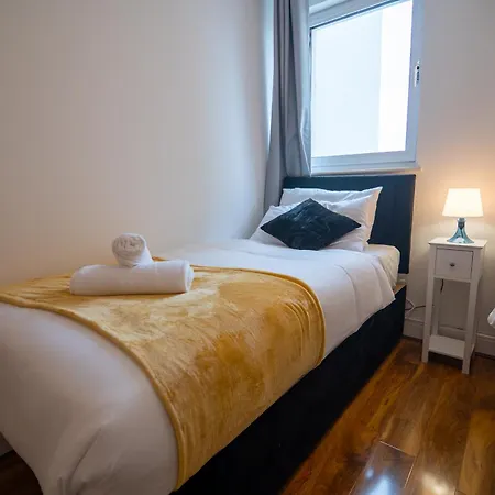 2 Bedroom Cosy Penthouse In London *