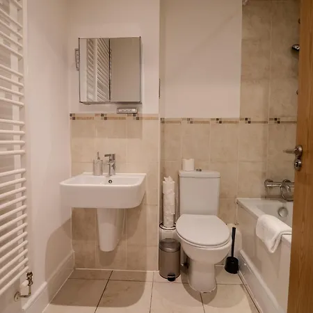 2 Bedroom Cosy Penthouse In London Croydon