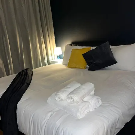 Apartment 2 Bedroom Cosy Penthouse In London *