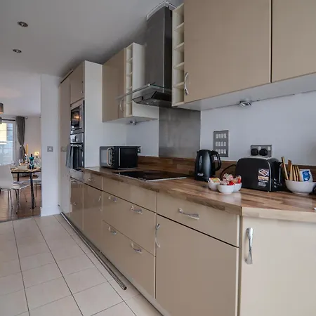 2 Bedroom Cosy Penthouse In London Apartment Croydon