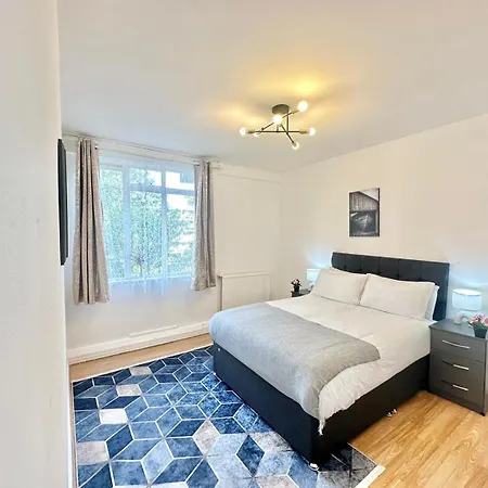 Beautiful In Paddington Apartment
