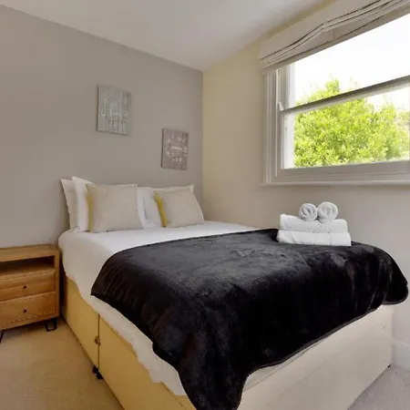 Spacious 2 Bedroom Fulham Queens Club,