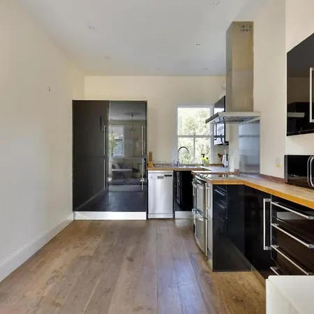 Spacious 2 Bedroom Fulham Queens Club, Apartment London