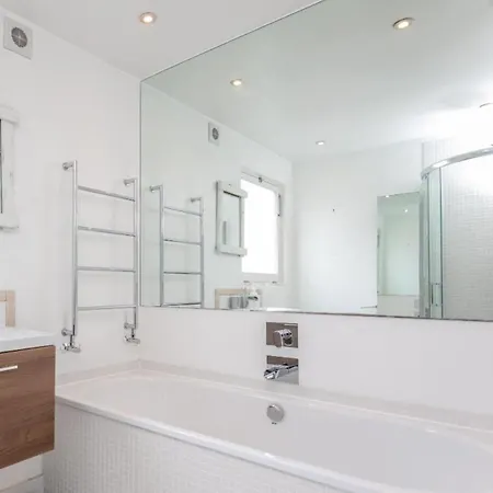 Spacious 2 Bedroom Fulham Queens Club, * London